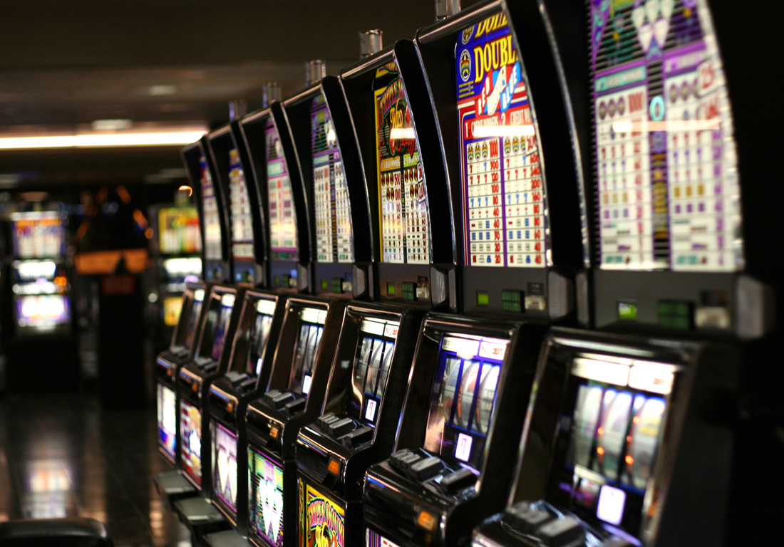 “Insider Secrets: How to Spot a Hot Slot Machine”